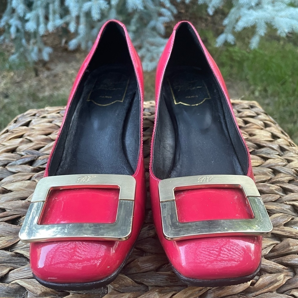 Roger Vivier Paris Deep Pink Patent Leather Decollete Gold Buckle Pumps. EU 37